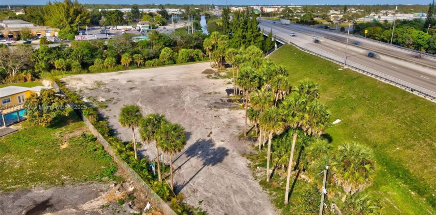Propiedad comercial en West Palm Beach, Florida № 1936032