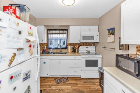 Condo in DeLand, Florida, 2 bedrooms  № 1850271 - photo 9