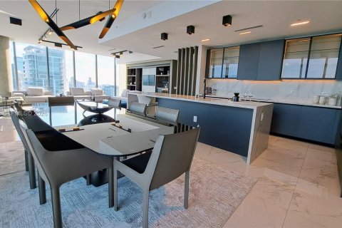 Condo in Miami, Florida, 6 bedrooms  № 2248815 - photo 16