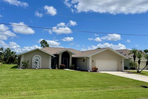 House in Punta Gorda, Florida 3 bedrooms, 196.21 sq.m. № 1837821 - photo 1