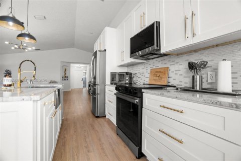 Купить виллу или дом в Лейк-Уорт, Флорида 3 спальни, 171.78м2, № 1996877 - фото 14