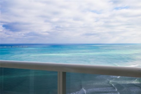 Condo in Hallandale Beach, Florida, 3 bedrooms  № 2052943 - photo 19