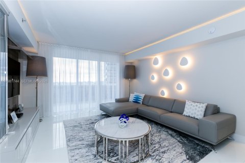 Condo in Hallandale Beach, Florida, 3 bedrooms  № 2052943 - photo 2