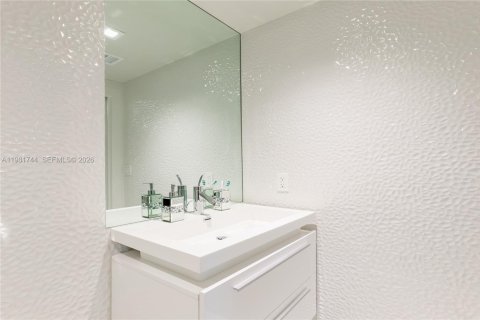 Condo in Hallandale Beach, Florida, 3 bedrooms  № 2052943 - photo 16