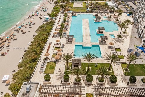 Condo in Hallandale Beach, Florida, 3 bedrooms  № 2052943 - photo 22