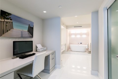 Condo in Hallandale Beach, Florida, 3 bedrooms  № 2052943 - photo 13