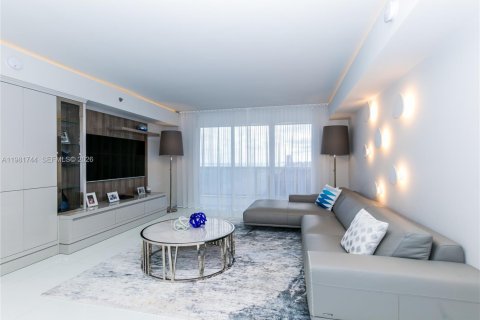 Condo in Hallandale Beach, Florida, 3 bedrooms  № 2052943