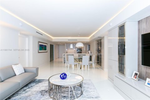 Condo in Hallandale Beach, Florida, 3 bedrooms  № 2052943 - photo 3