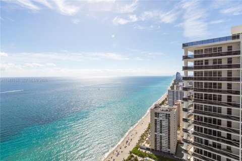 Condo in Hallandale Beach, Florida, 3 bedrooms  № 2052943 - photo 21