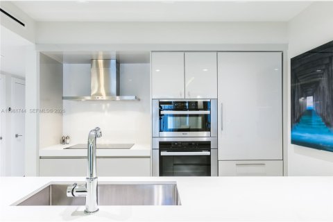 Condo in Hallandale Beach, Florida, 3 bedrooms  № 2052943 - photo 9