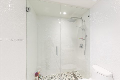 Condo in Hallandale Beach, Florida, 3 bedrooms  № 2052943 - photo 15