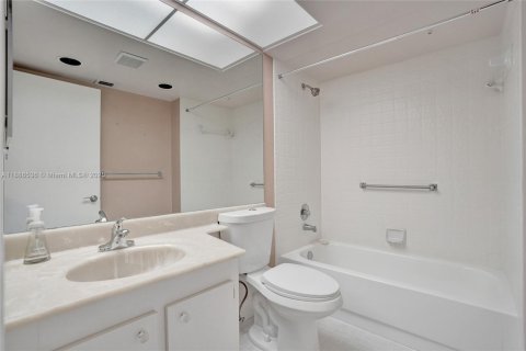 Condo in Plantation, Florida, 2 bedrooms  № 1941461 - photo 21