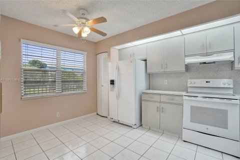 Condo in Plantation, Florida, 2 bedrooms  № 1941461 - photo 16