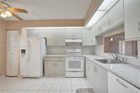 Condo in Plantation, Florida, 2 bedrooms  № 1941461 - photo 15