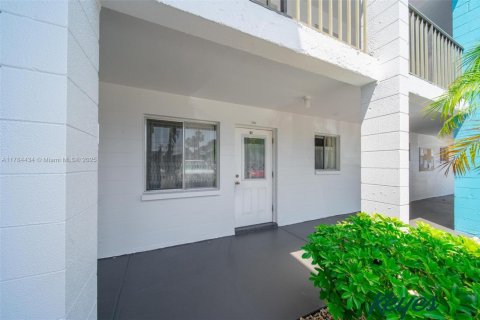 Купить кондоминиум в Брейдентон, Флорида 2 спальни, 78.04м2, № 1961903 - фото 2