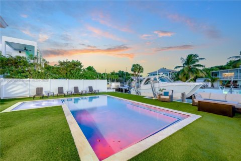 House in Tavernier, Florida 4 bedrooms, 354.61 sq.m. № 1955692 - photo 12