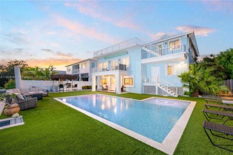 House in Tavernier, Florida 4 bedrooms, 354.61 sq.m. № 1955692 - photo 1