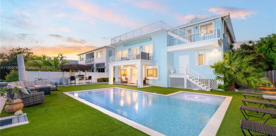 House in Tavernier, Florida 4 bedrooms, 354.61 sq.m. № 1955692