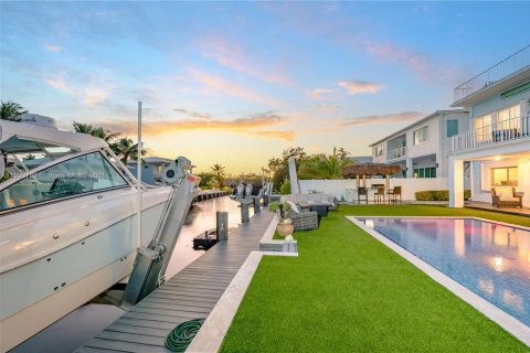 House in Tavernier, Florida 4 bedrooms, 354.61 sq.m. № 1955692 - photo 10