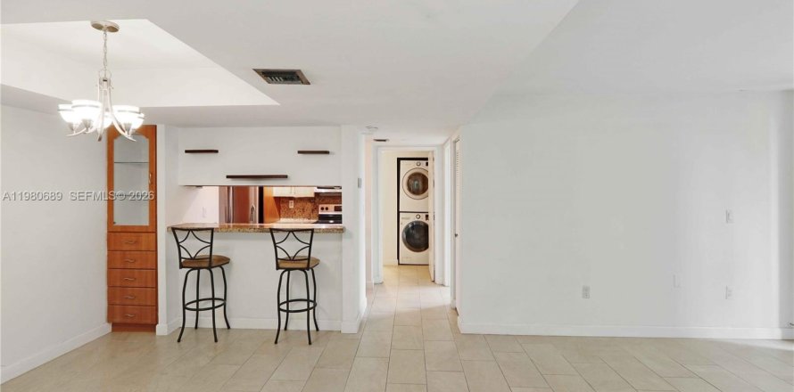 Кондоминиум с 2 спальнями в Майами, Флорида № 2043905