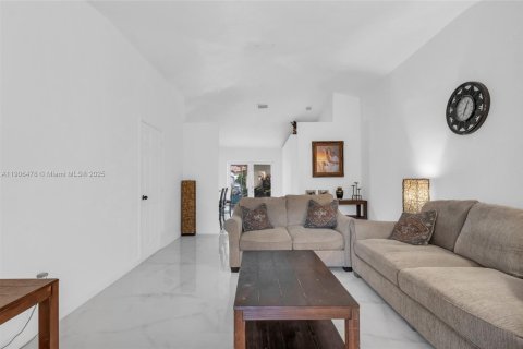 Casa en venta en Cutler Bay, Florida, 3 dormitorios, 128.3 m2 № 2016264 - foto 13