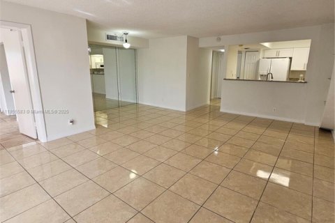 Condominio en alquiler en Miami, Florida, 3 dormitorios, 104.98 m2 № 1977506 - foto 4