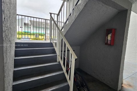 Condominio en alquiler en Miami, Florida, 3 dormitorios, 104.98 m2 № 1977506 - foto 15