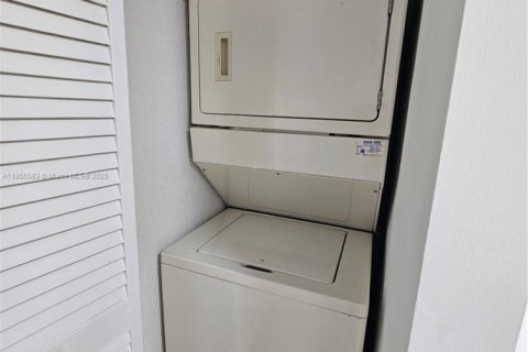 Condominio en alquiler en Miami, Florida, 3 dormitorios, 104.98 m2 № 1977506 - foto 13