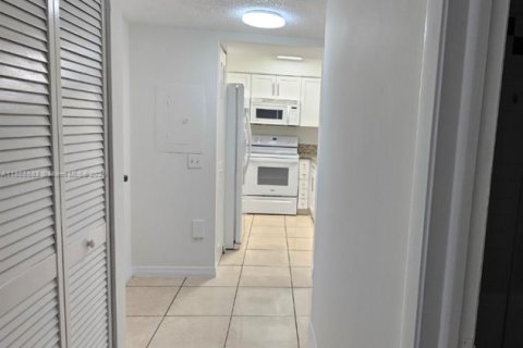 Condominio en alquiler en Miami, Florida, 3 dormitorios, 104.98 m2 № 1977506 - foto 10