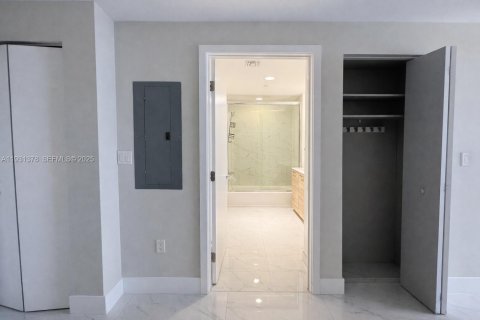 Condo in North Miami Beach, Florida, 1 bedroom  № 1991064 - photo 22