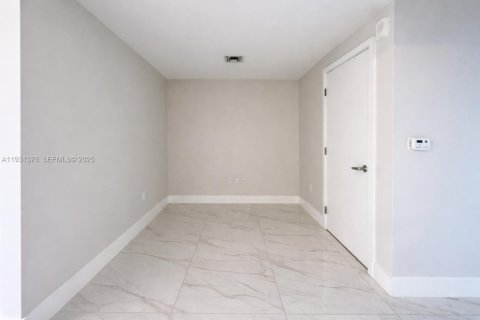 Condo in North Miami Beach, Florida, 1 bedroom  № 1991064 - photo 16