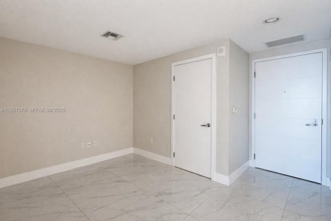 Condo in North Miami Beach, Florida, 1 bedroom  № 1991064 - photo 17