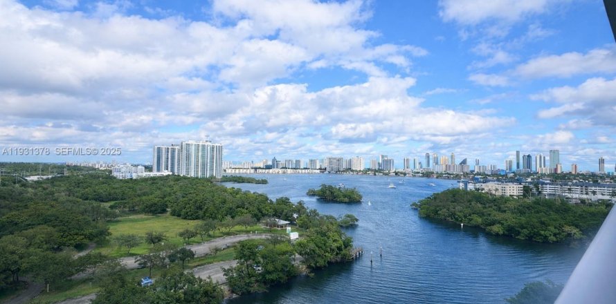 Condo in North Miami Beach, Florida, 1 bedroom  № 1991064