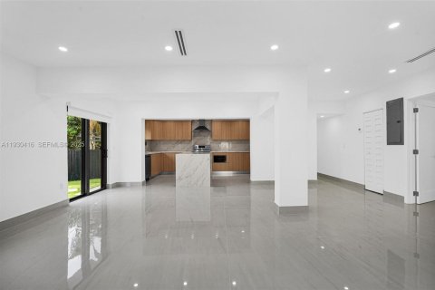 Купить виллу или дом в Майами, Флорида 5 спален, 195.84м2, № 1989940 - фото 16