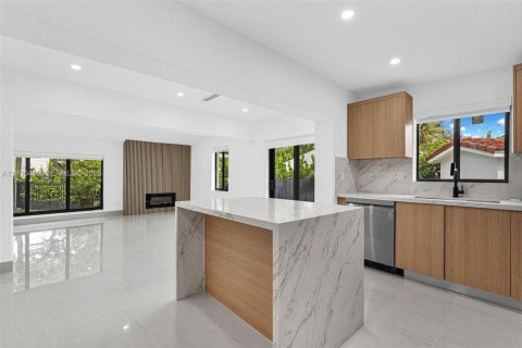 Купить виллу или дом в Майами, Флорида 5 спален, 195.84м2, № 1989940 - фото 10