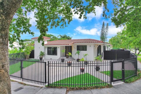 Купить виллу или дом в Майами, Флорида 5 спален, 195.84м2, № 1989940 - фото 1