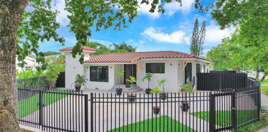 Дом в Майами, Флорида 5 спален, 195.84м2 № 1989940