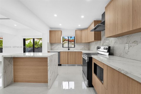 Купить виллу или дом в Майами, Флорида 5 спален, 195.84м2, № 1989940 - фото 14