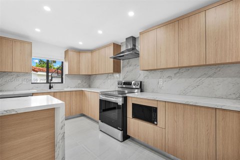 Купить виллу или дом в Майами, Флорида 5 спален, 195.84м2, № 1989940 - фото 11