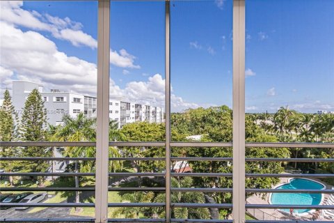 Купить кондоминиум в Халландейл-Бич, Флорида 1 спальня, 72.93м2, № 1958576 - фото 2