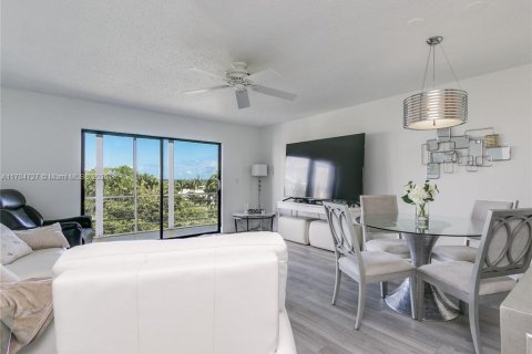 Купить кондоминиум в Халландейл-Бич, Флорида 1 спальня, 72.93м2, № 1958576 - фото 1