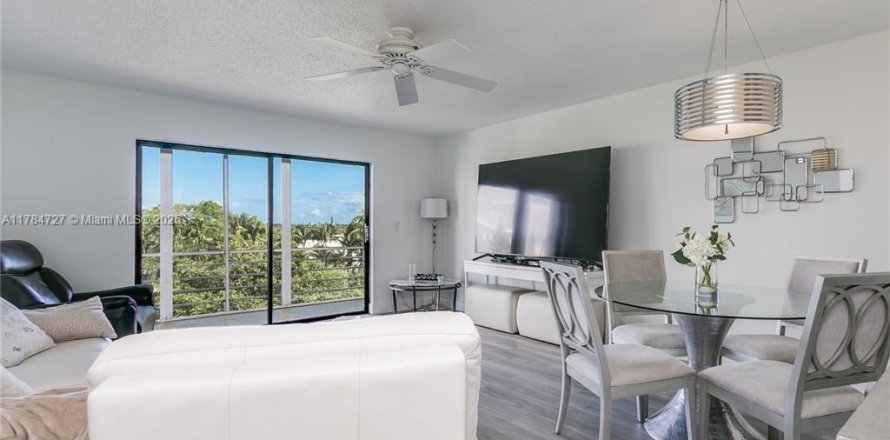 Кондоминиум с 1 спальней в Халландейл-Бич, Флорида № 1958576