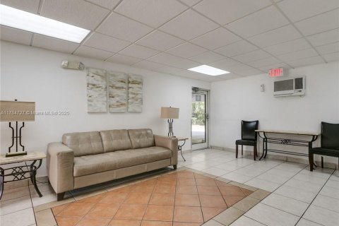 Купить кондоминиум в Халландейл-Бич, Флорида 1 спальня, 72.93м2, № 1958576 - фото 23