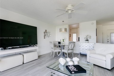 Купить кондоминиум в Халландейл-Бич, Флорида 1 спальня, 72.93м2, № 1958576 - фото 9