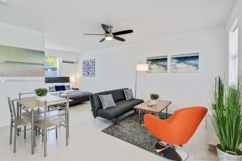 Villa ou maison à louer à Miami, Floride: 403.57 m2 № 2019070 - photo 4