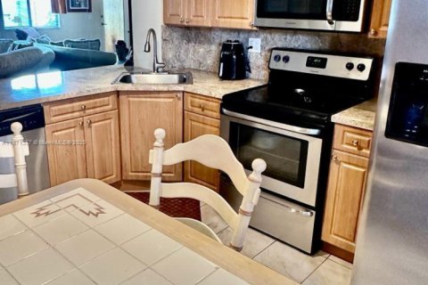 Condo in Miami, Florida, 1 bedroom  № 1925621 - photo 5
