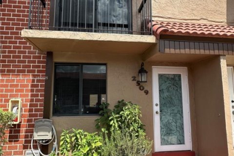 Condo in Miami, Florida, 1 bedroom  № 1925621 - photo 1