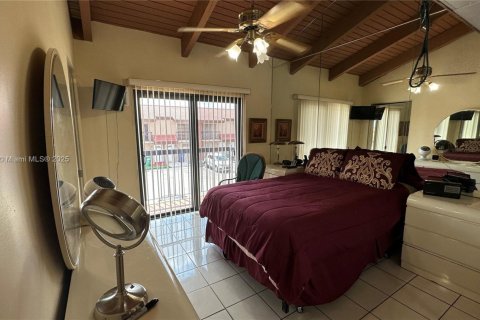 Condo in Miami, Florida, 1 bedroom  № 1925621 - photo 10