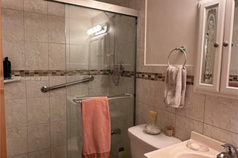 Condo in Miami, Florida, 1 bedroom  № 1925621 - photo 13