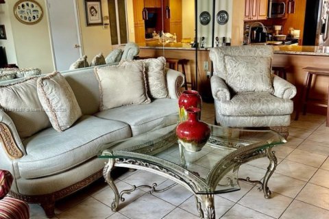 Condo in Miami, Florida, 1 bedroom  № 1925621 - photo 3